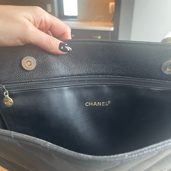 Chanel medallion caviar v stitch chevron tote - Picture 9 of 12